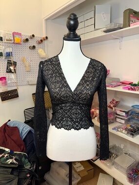Talulu Aritzia Black Lace V-Neck Long Sleeve Crop Top